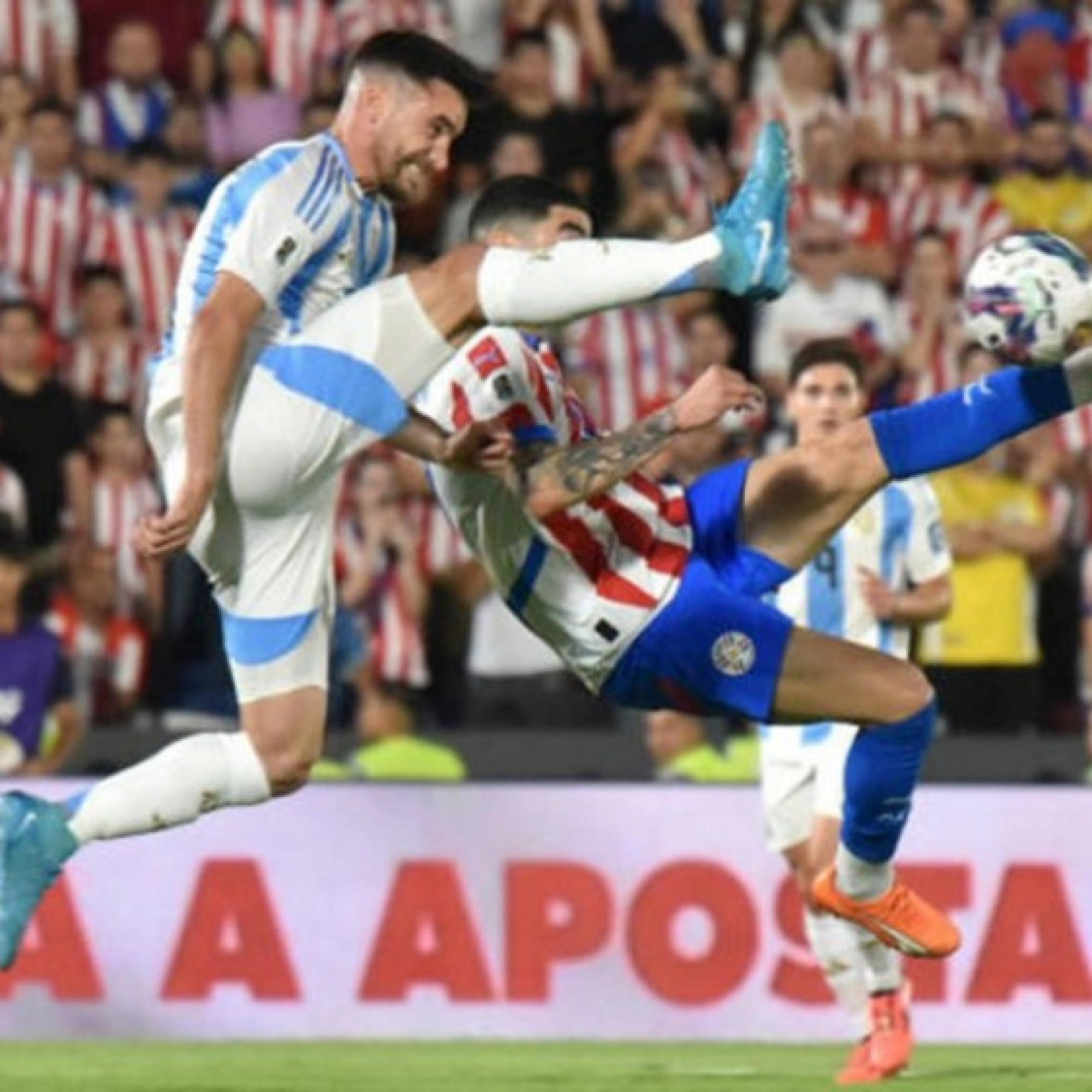  - Video bóng đá Paraguay - Argentina: Mất lợi thế vì tuyệt phẩm trên không (Vòng loại World Cup) (H1)