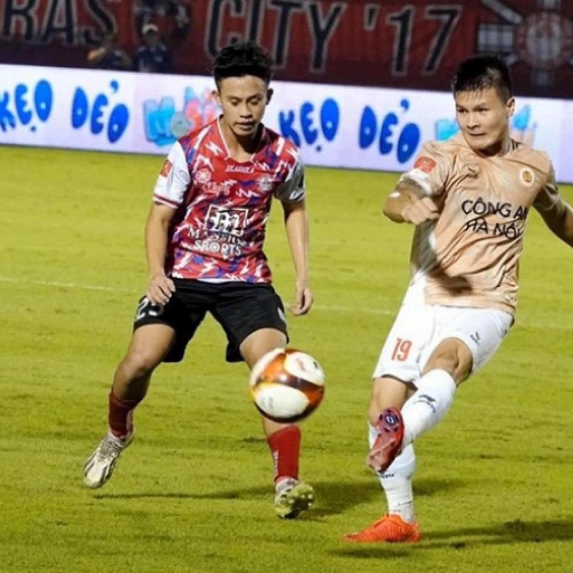  - Trực tiếp bóng đá TP.HCM - Công an Hà Nội: Tìm lại niềm vui (V-League)