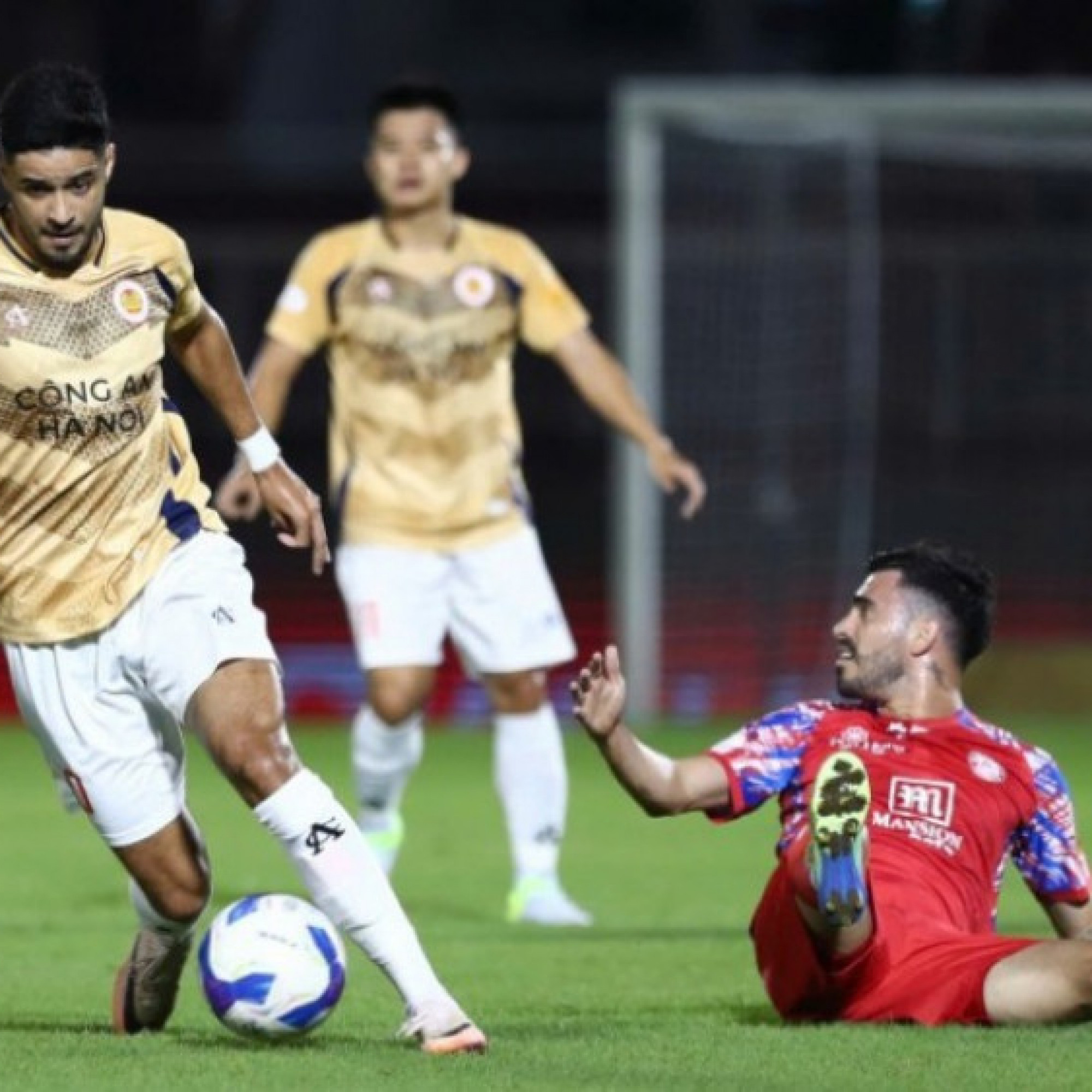  - Trực tiếp bóng đá TP.HCM - Công an Hà Nội: Patrik Lê Giang cứu thua (V-League)