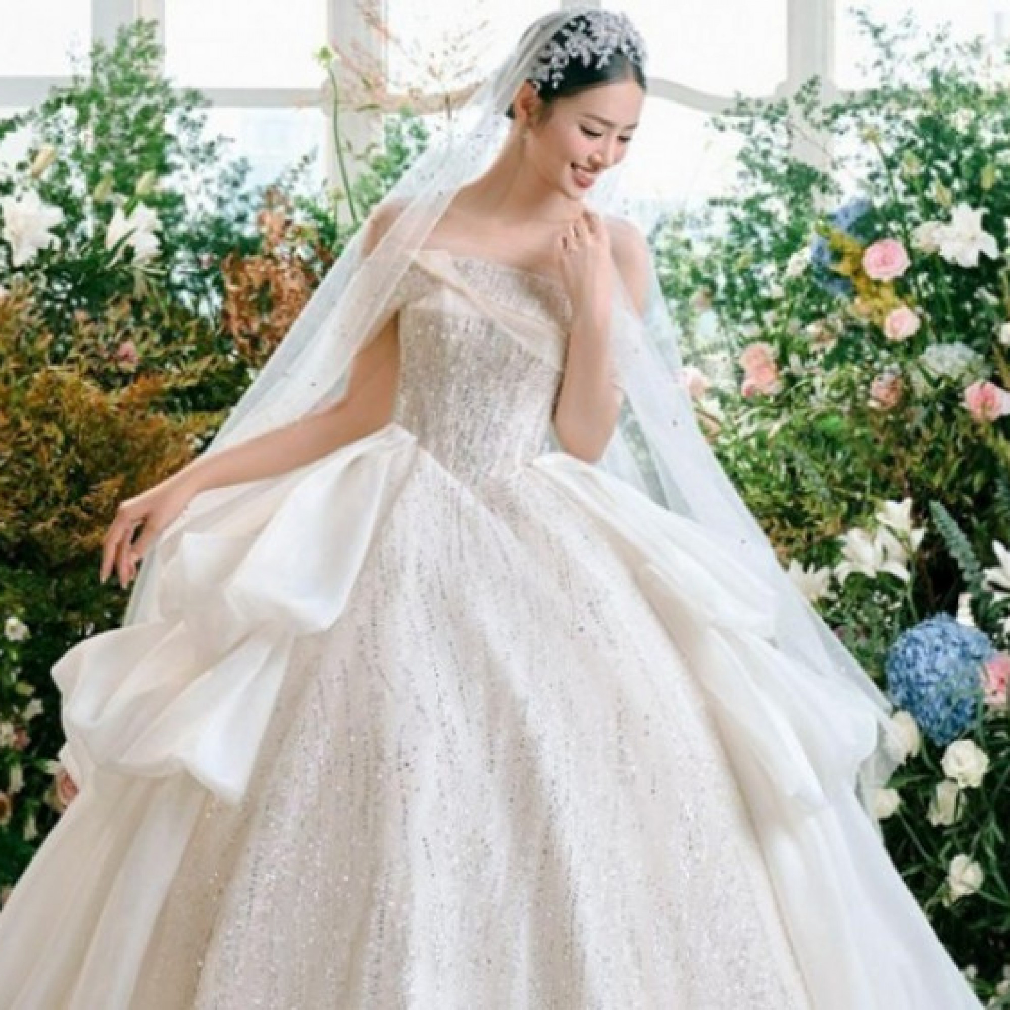 Giải trí - Á Hậu Bùi Khánh Linh rạng rỡ cùng BST White Rose Bridal: Vẻ đẹp hoàn mỹ ngày cưới