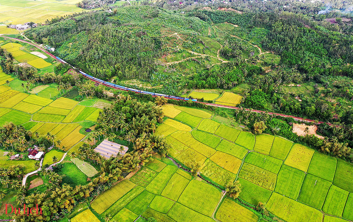 kham pha ve dep muon mau dat nuoc qua o cua tren chuyen tau bac- nam - 1