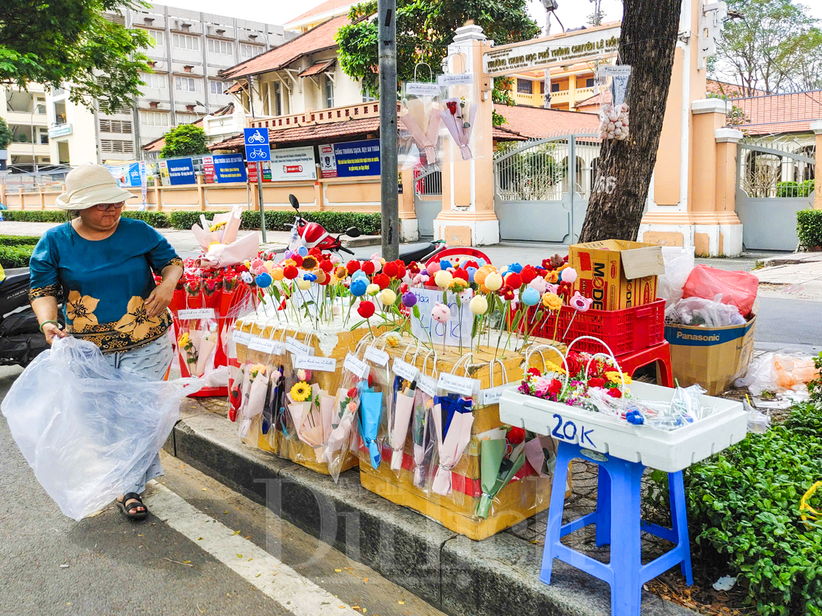 Rộn ràng muôn sắc hoa, thiệp mừng tri ân thầy cô giáo - 13