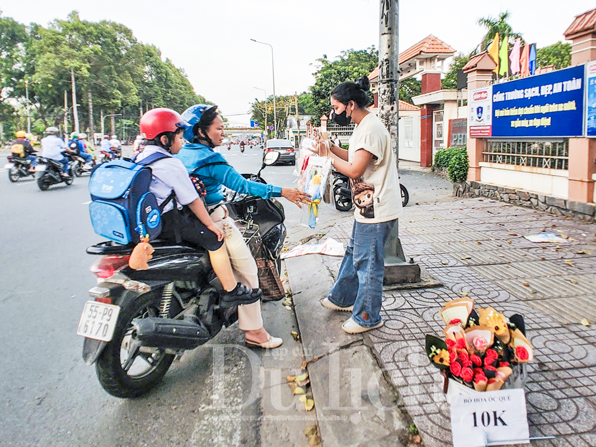 Rộn ràng muôn sắc hoa, thiệp mừng tri ân thầy cô giáo - 18