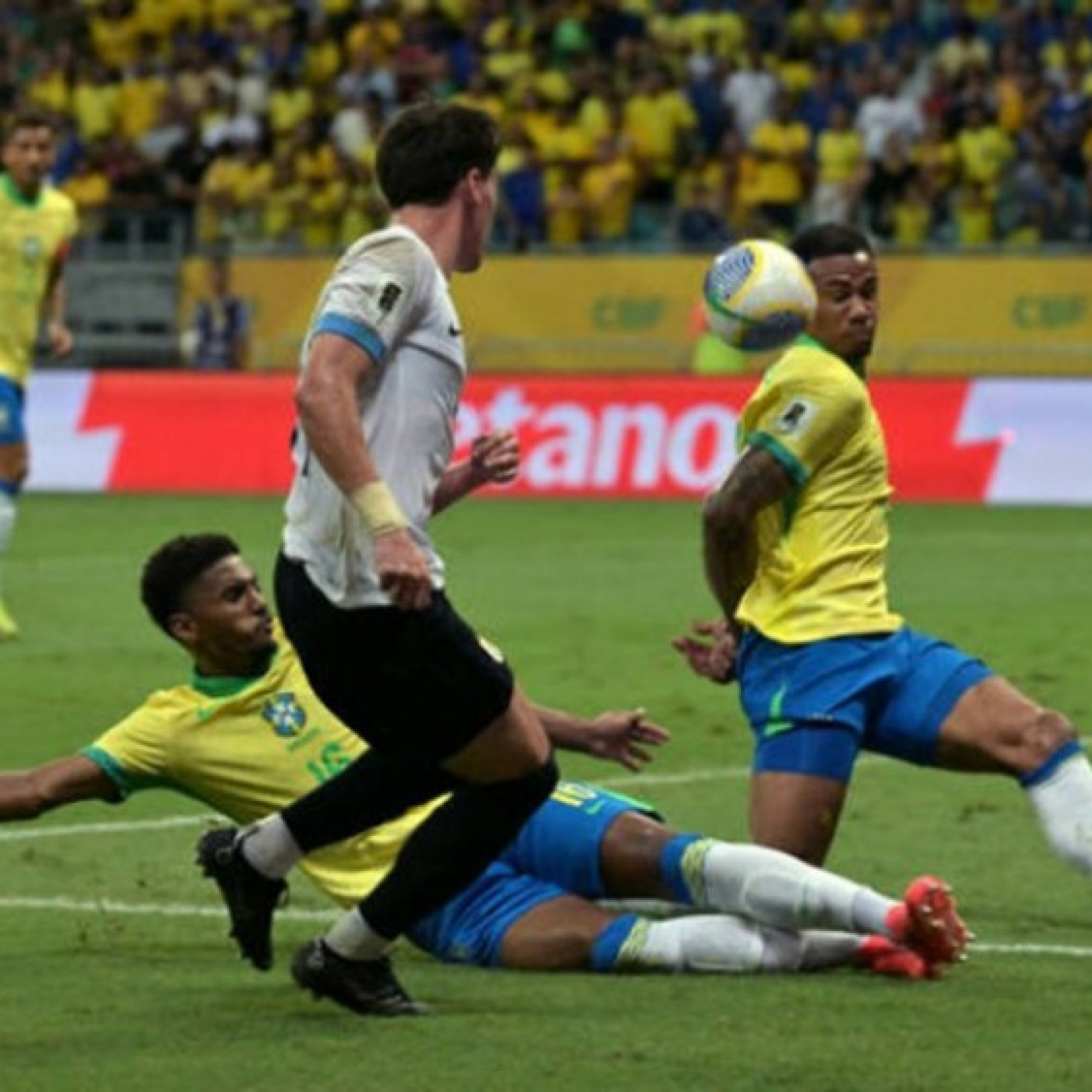  - Video bóng đá Brazil - Uruguay: Hãm thành dữ dội, tiếc nuối phút 45+2 (Vòng loại World Cup)