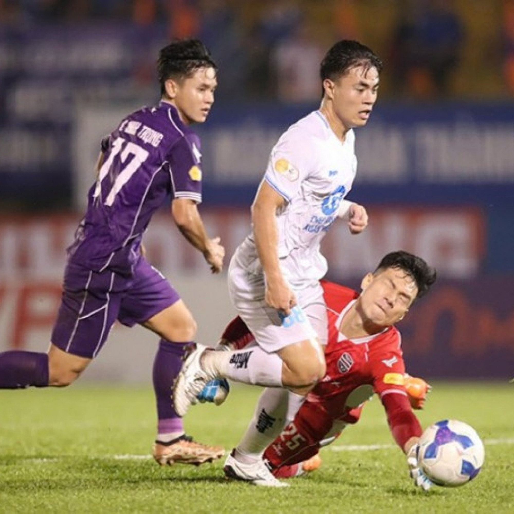  - Video bóng đá Bình Dương - Nam Định: Xuân Son ghi hat-trick (V-League) (H1)