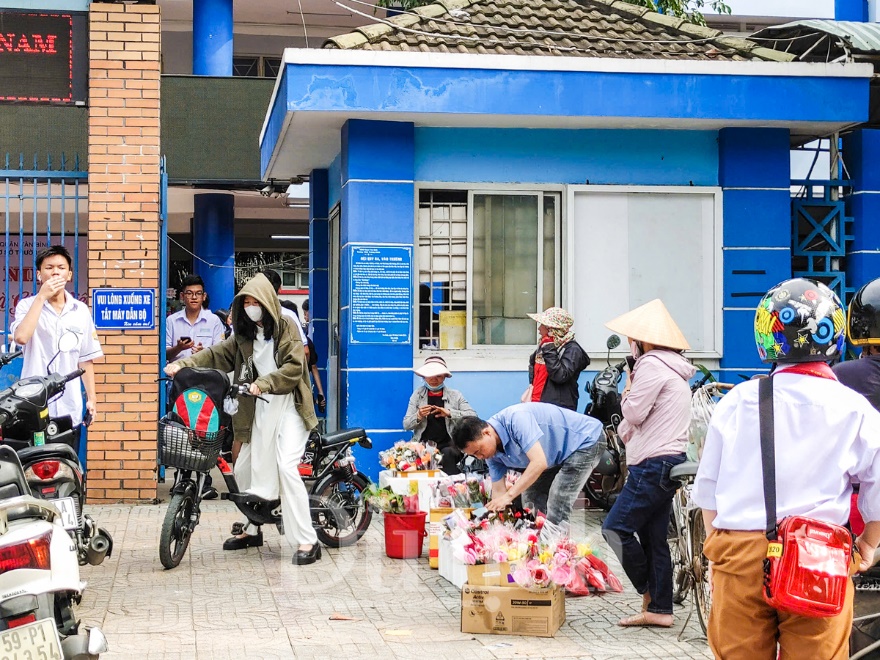 Rộn ràng muôn sắc hoa, thiệp mừng tri ân thầy cô giáo - 15