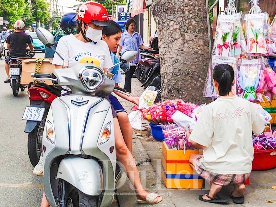 Rộn ràng muôn sắc hoa, thiệp mừng tri ân thầy cô giáo - 3