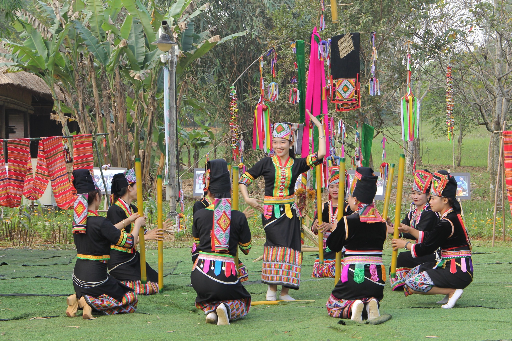 khoi day ban sac trang phuc kho mu, danh thuc du lich cong dong - 1