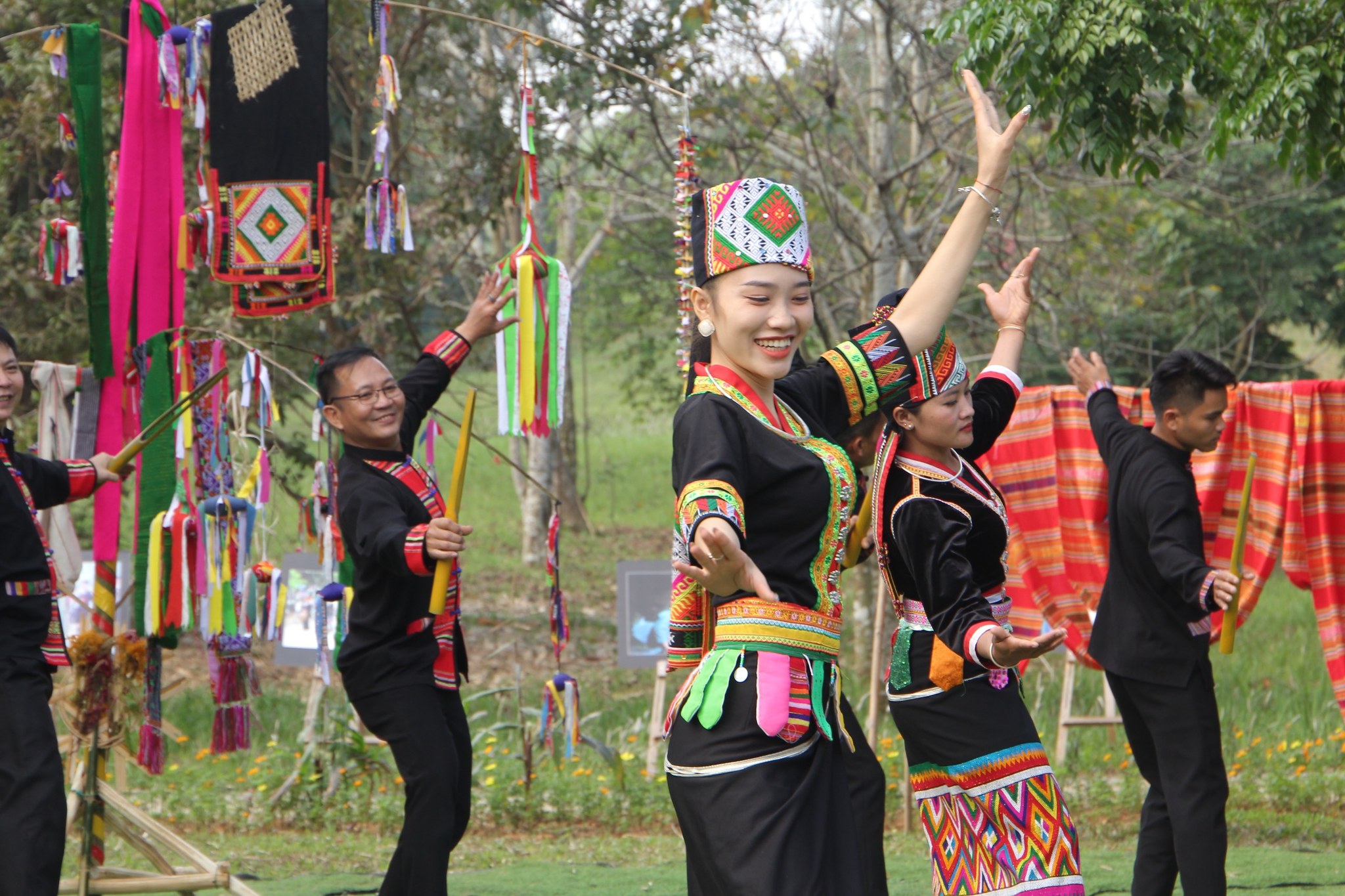 khoi day ban sac trang phuc kho mu, danh thuc du lich cong dong - 3