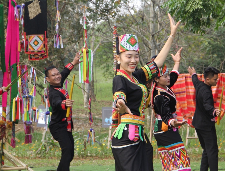 Khơi dậy bản sắc trang phục Khơ Mú, đánh thức du lịch cộng đồng