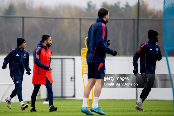 HLV Amorim chê dàn sao MU, Amad sáng cửa chiếm chỗ Rashford & Garnacho - 1