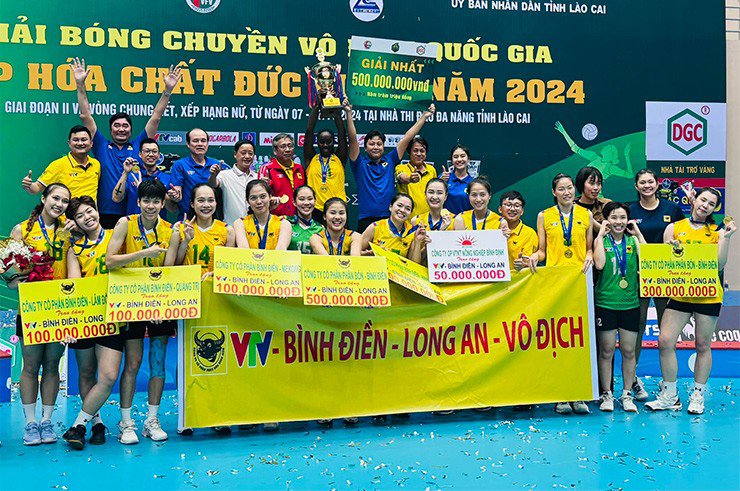 Người đẹp bóng chuyền Kim Huệ nổi bật tại sự kiện pickleball, Kim Thanh đọ dáng bên cúp - 10