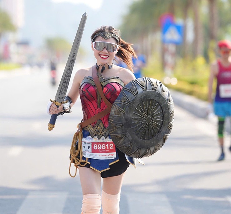 Hot girl Bảo Thoa diện đồ "Nữ thần chiến binh" chạy 42km, gây sốt giải marathon - 1