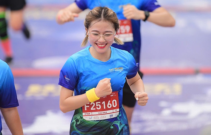 Hot girl Bảo Thoa diện đồ "Nữ thần chiến binh" chạy 42km, gây sốt giải marathon - 10