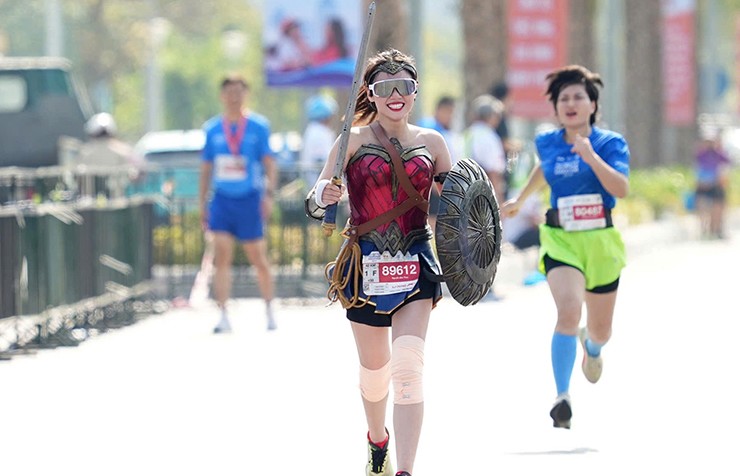 Hot girl Bảo Thoa diện đồ "Nữ thần chiến binh" chạy 42km, gây sốt giải marathon - 3