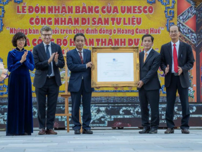  - Thừa Thiên Huế đón bằng công nhận Di sản Tư liệu của UNESCO