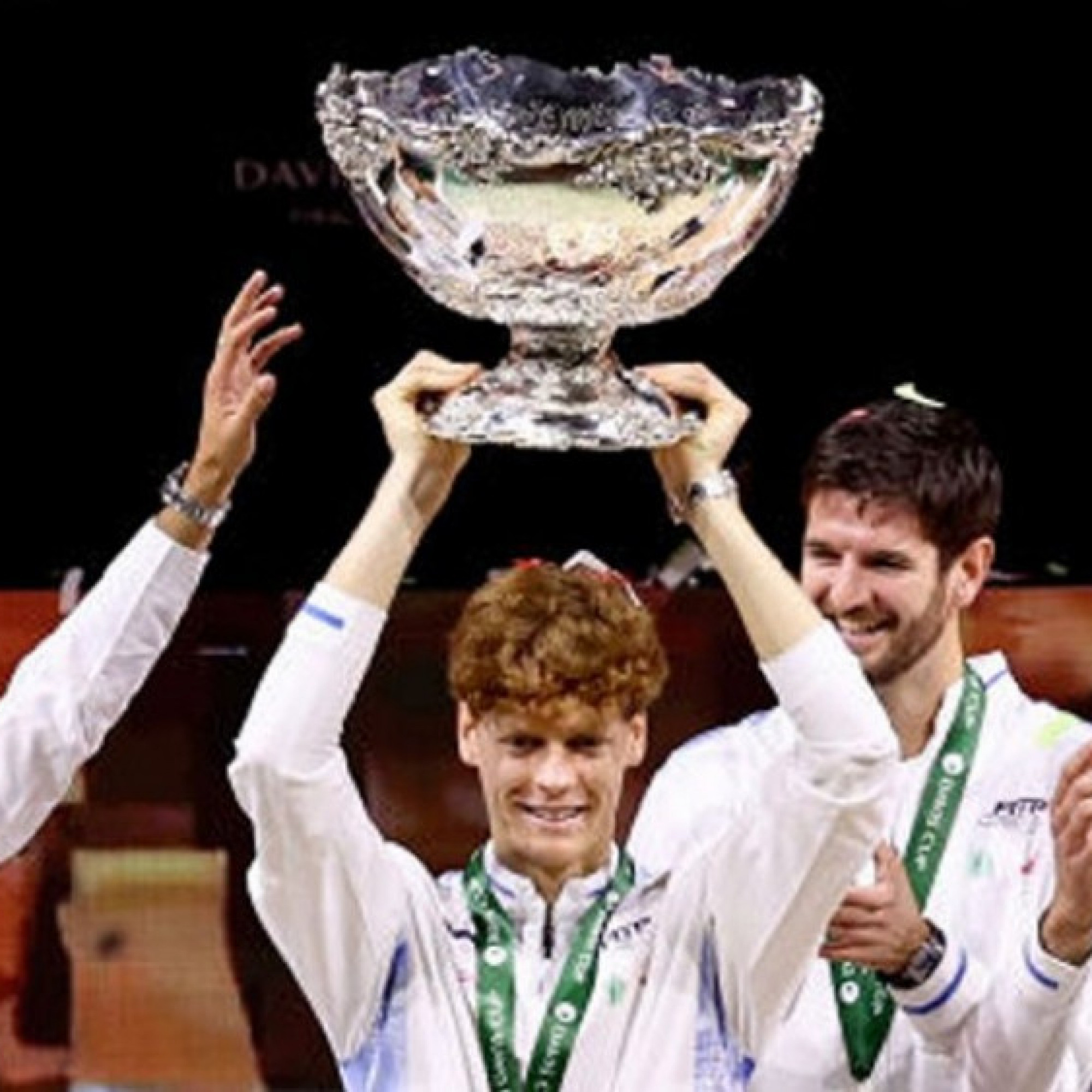  - Video tennis Sinner - Griekspoor: "Nhà vua" tiếp tục ngự trị (Chung kết Davis Cup)