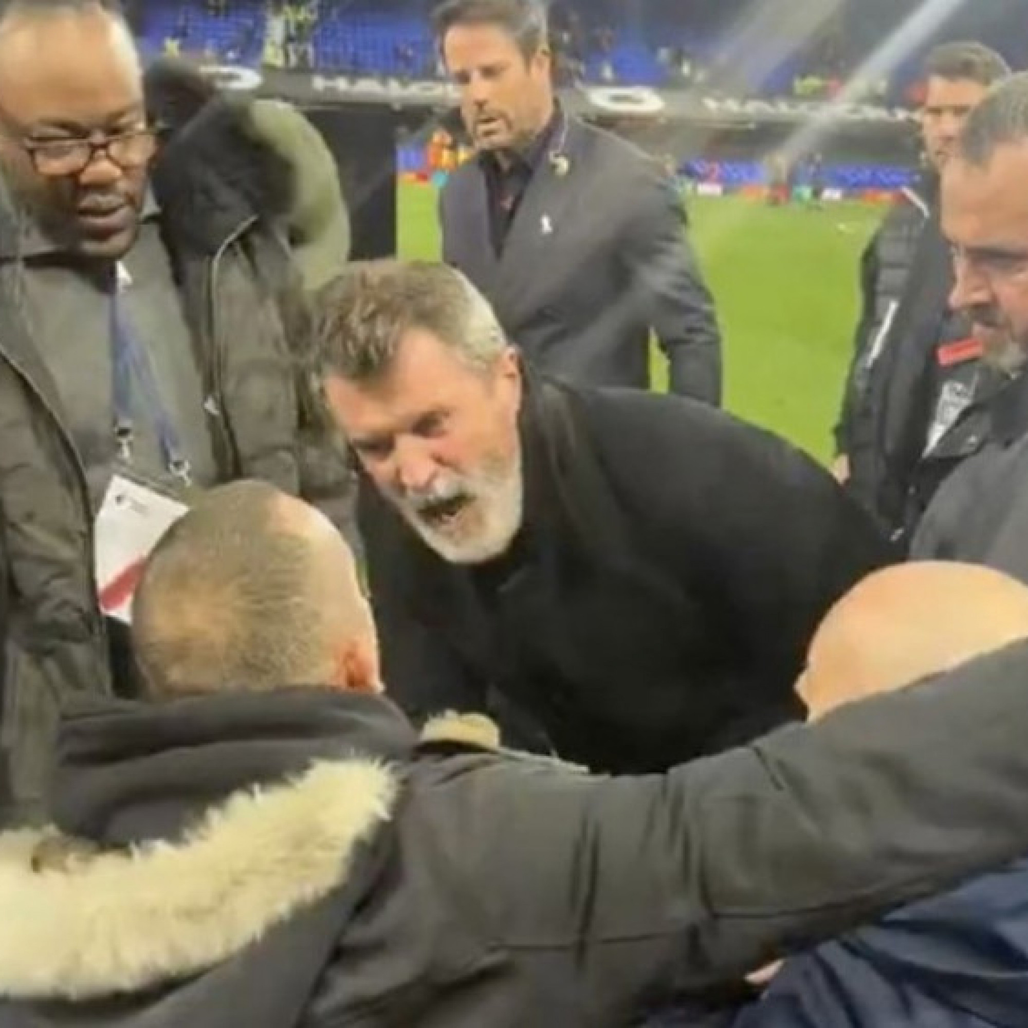  - Roy Keane gạ đánh nhau với fan, lý do trận MU - Ipswich Town không VAR