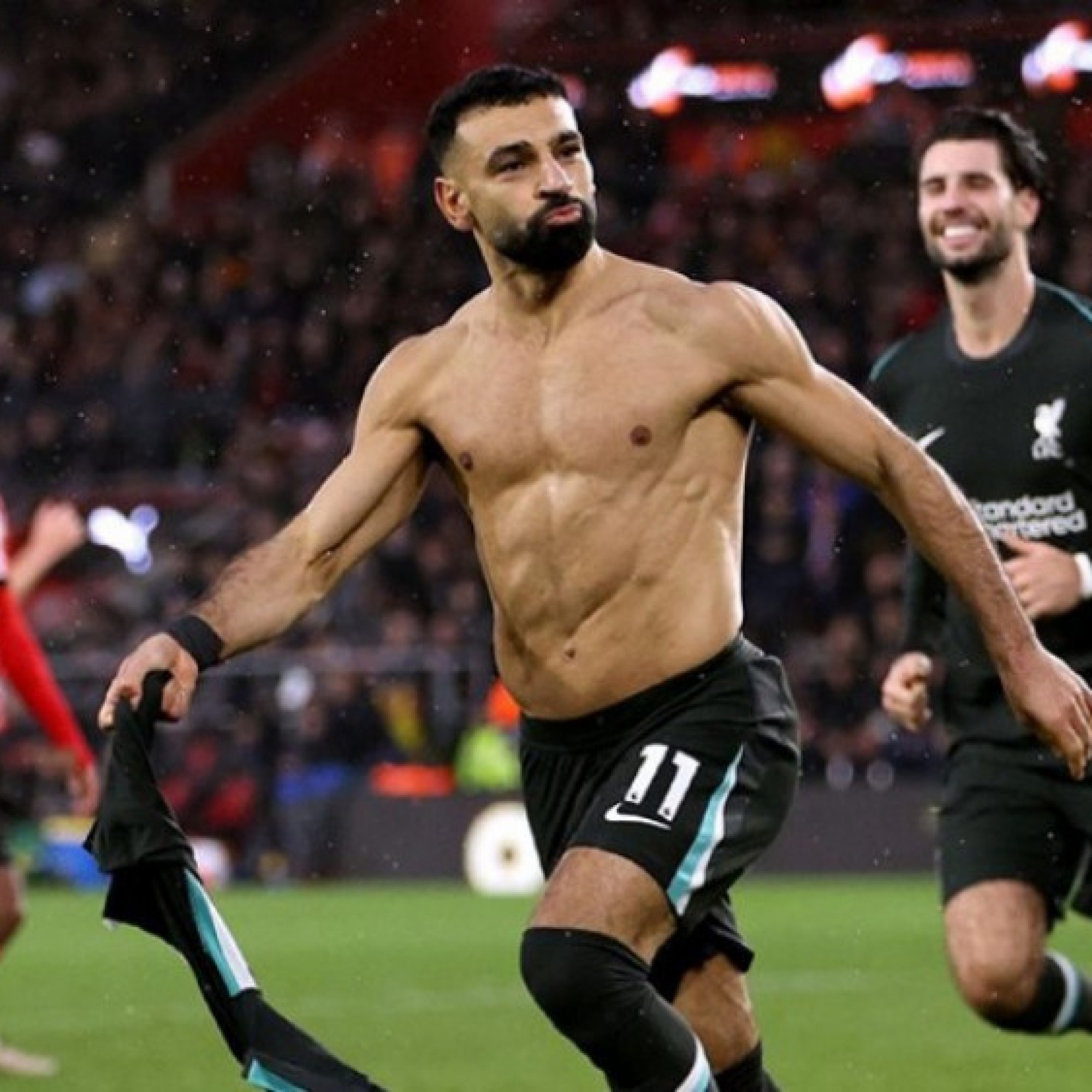  - Liverpool hơn Man City 8 điểm, HLV Slot và Salah lo như Arsenal mùa trước