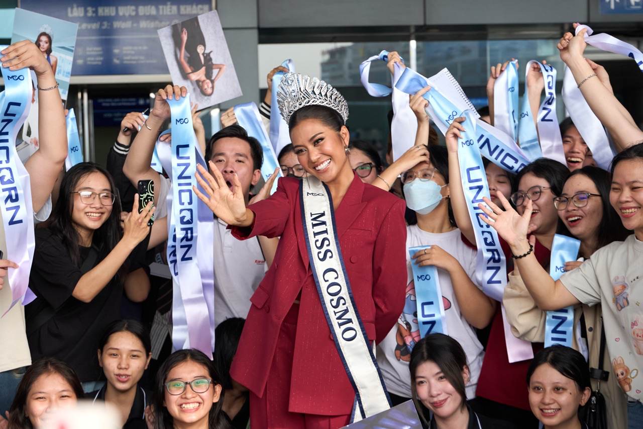 Miss Cosmo xúc động trong vòng tay người hâm mộ, trở về Indonesia sau 2 tháng đăng quang - 2