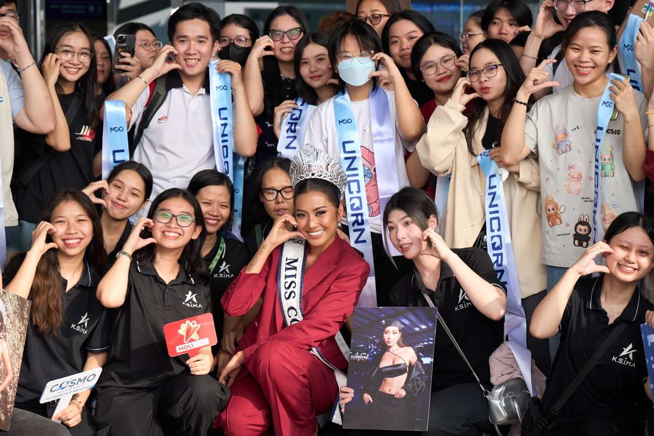 Miss Cosmo xúc động trong vòng tay người hâm mộ, trở về Indonesia sau 2 tháng đăng quang - 1