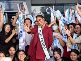  - Miss Cosmo xúc động trong vòng tay người hâm mộ, trở về Indonesia sau 2 tháng đăng quang