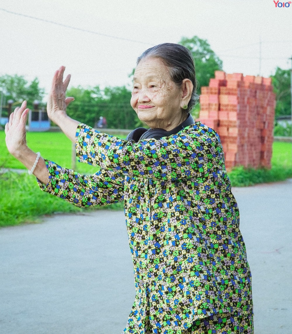 Cụ bà U90 bất ngờ ‘vụt sáng’ thành ngôi sao mạng xã hội sau khi cháu trai về quê ‘trốn’ dịch Covid-19 - 7