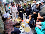 Hà Nội rét, đi xếp hàng ăn bánh trôi tàu ở ngõ Đê Tô Hoàng