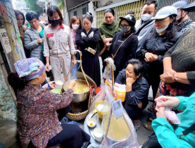  - Hà Nội rét, đi xếp hàng ăn bánh trôi tàu ở ngõ Đê Tô Hoàng