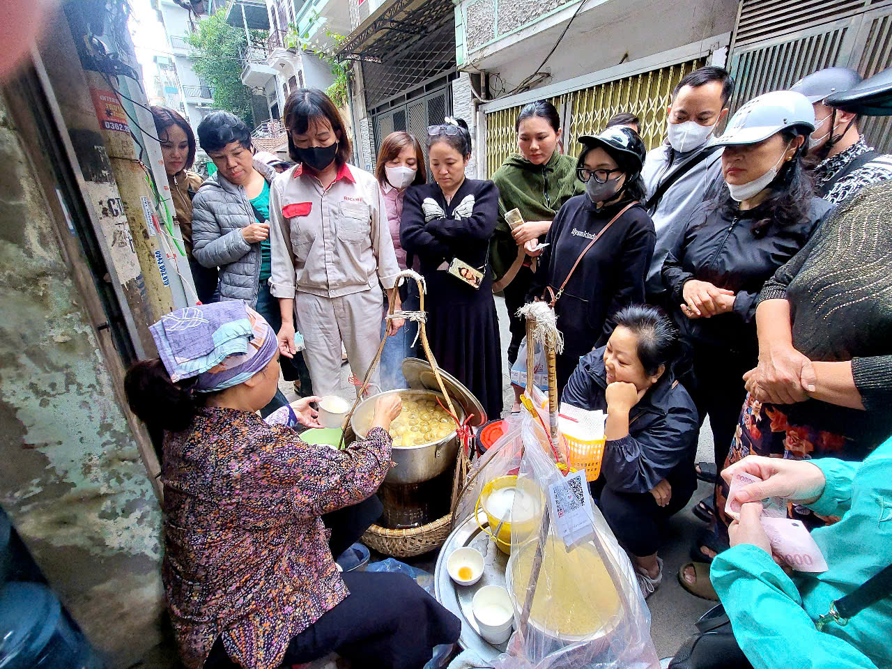 Hà Nội rét, đi xếp hàng ăn bánh trôi tàu ở ngõ Đê Tô Hoàng - 2