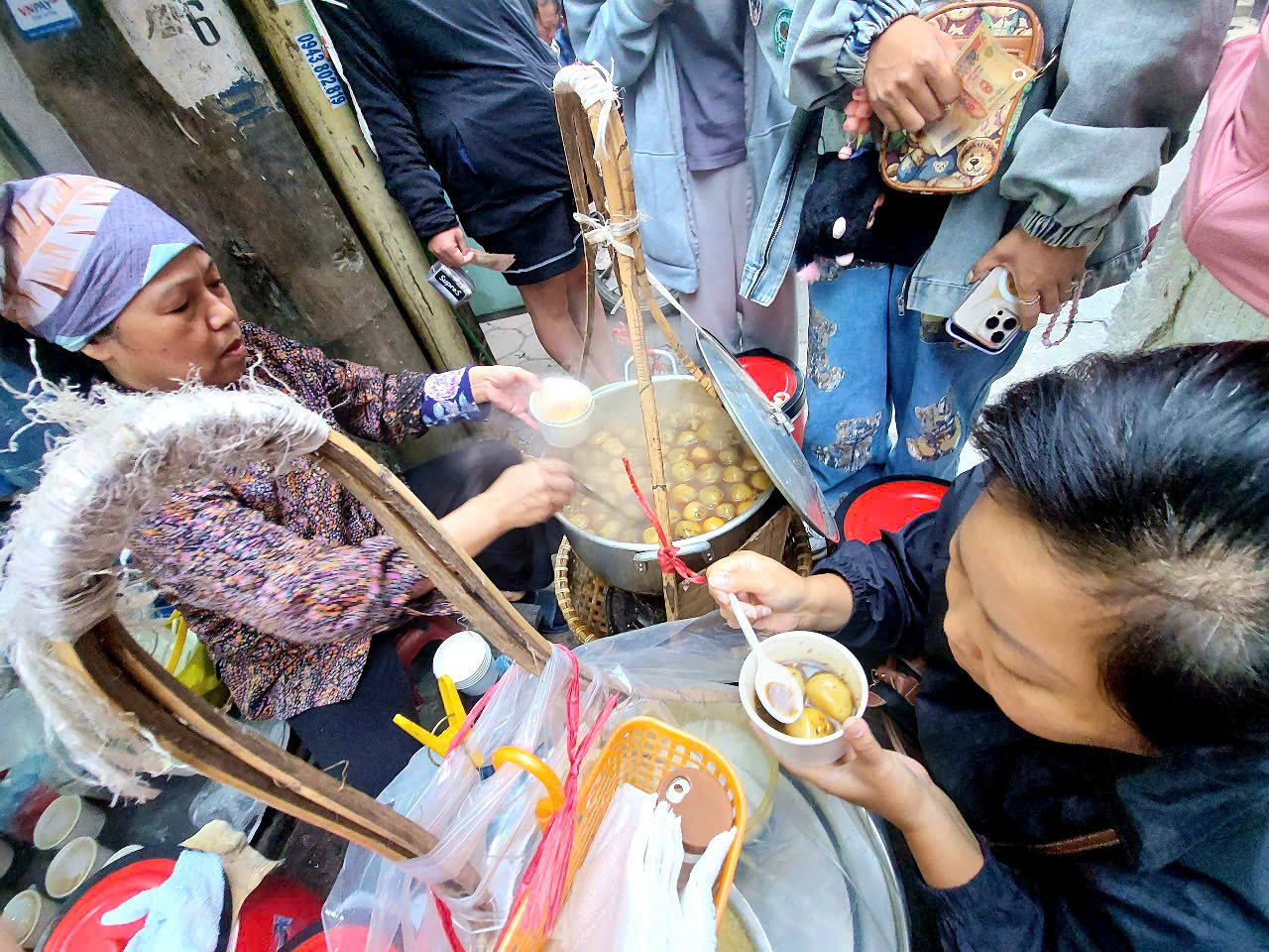 Hà Nội rét, đi xếp hàng ăn bánh trôi tàu ở ngõ Đê Tô Hoàng - 10