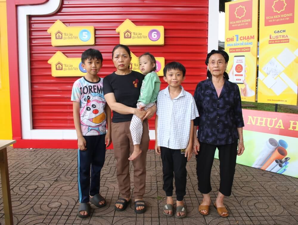 Hoa hậu Đoàn Thiên Ân bật khóc vì đồng cảm với nỗi đau mẹ mất do ung thư của em nhỏ mồ côi - 2