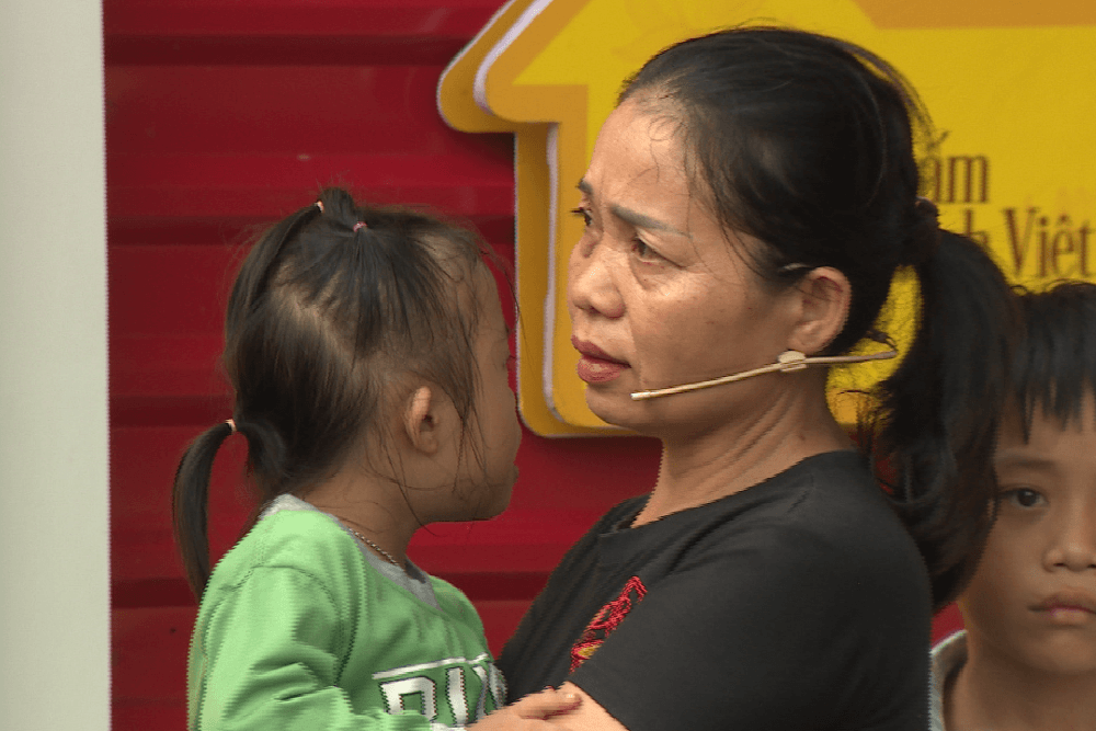 Hoa hậu Đoàn Thiên Ân bật khóc vì đồng cảm với nỗi đau mẹ mất do ung thư của em nhỏ mồ côi - 3