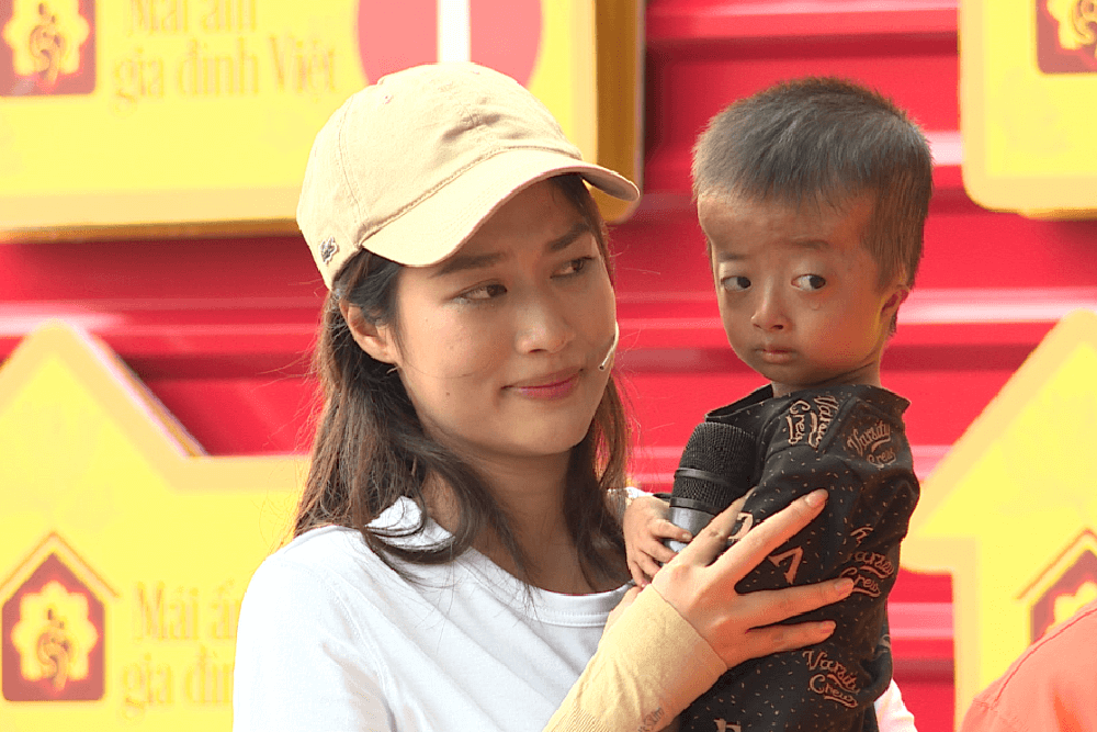 Đoàn Thiên Ân bật khóc, Vương Anh Tú xúc động trước hoàn cảnh bé trai mồ côi cha, bị bệnh não úng thủy - 1