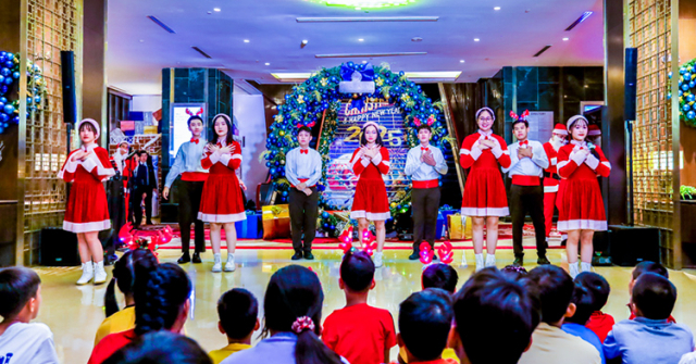 Thắp sáng cây thông Noel ước nguyện cùng những vì sao