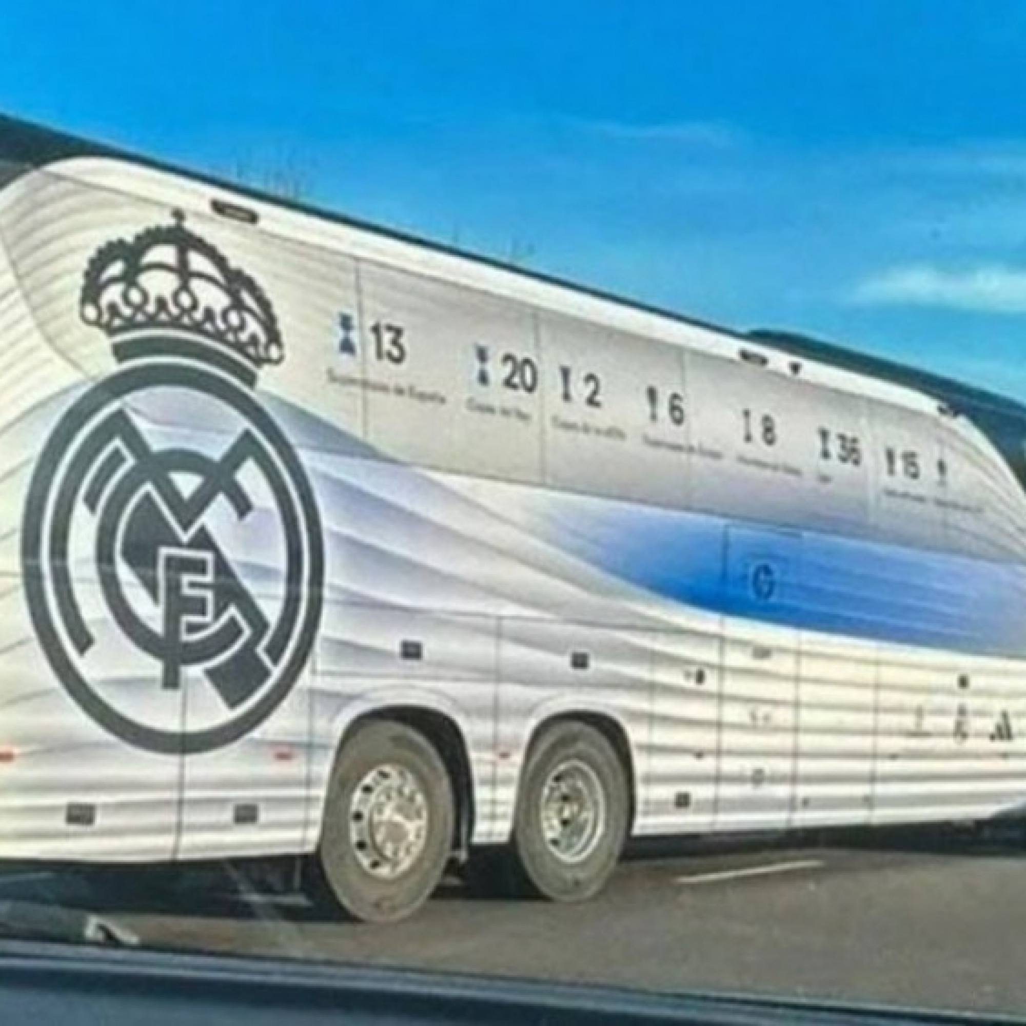  - Xe bus của Real Madrid gặp tai nạn, đâm vào xe tải trên đường cao tốc