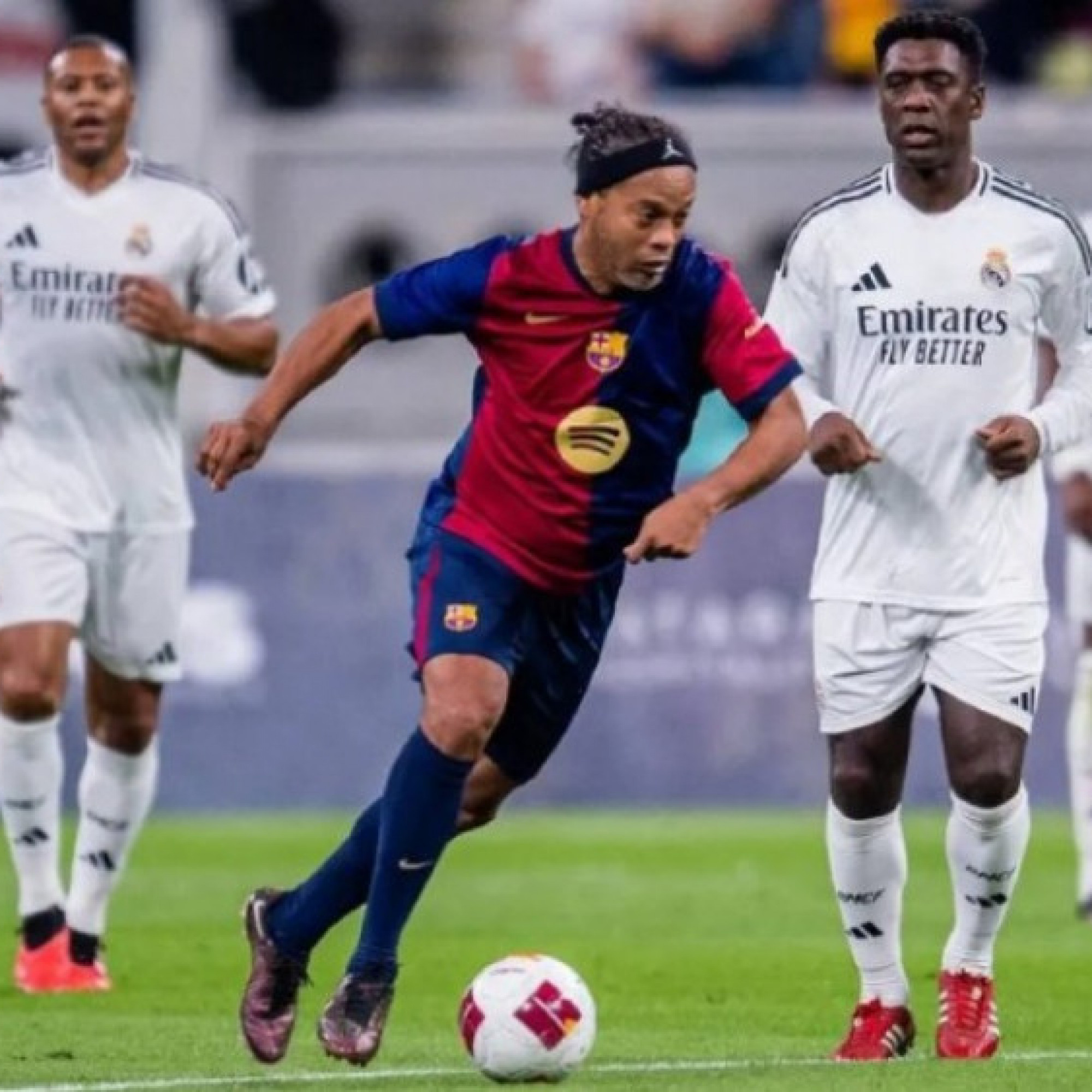  - Ronaldinho sút phạt tuyệt đỉnh, huyền thoại Real Madrid - Barcelona so kè nảy lửa