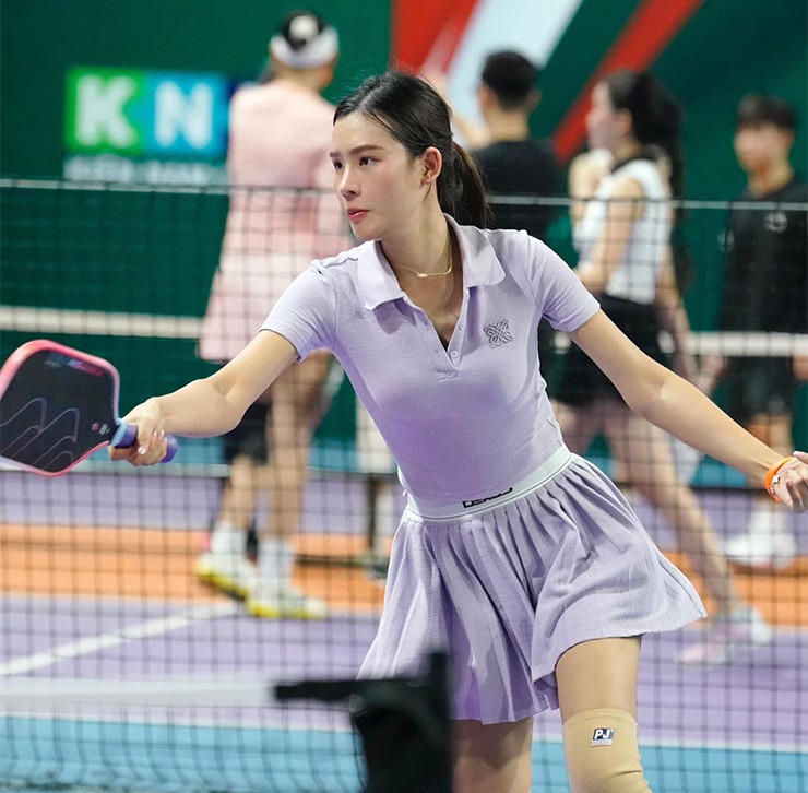 Hoa hậu Thái Thị Hoa chơi pickleball "máu lửa", vòng ba nóng bỏng nhờ tập thể thao - 2