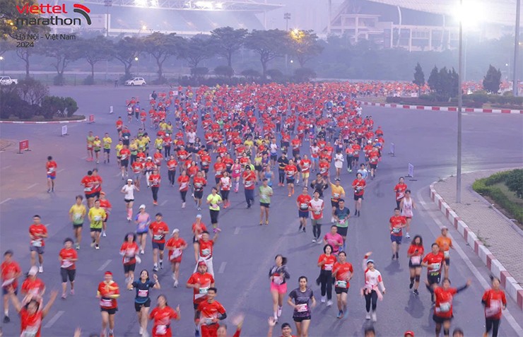 "Nữ hoàng điền kinh" Nguyễn Thị Oanh phá kỷ lục marathon, Nguyên Thanh thắng Văn Lai đúng 1 giây - 3