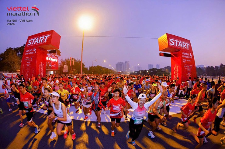 "Nữ hoàng điền kinh" Nguyễn Thị Oanh phá kỷ lục marathon, Nguyên Thanh thắng Văn Lai đúng 1 giây - 4