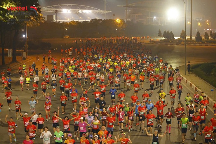 "Nữ hoàng điền kinh" Nguyễn Thị Oanh phá kỷ lục marathon, Nguyên Thanh thắng Văn Lai đúng 1 giây - 5