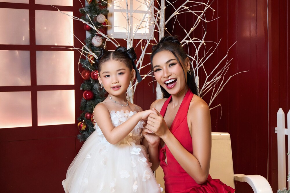 Mẫu nhí Lê Ngọc Như Ý cực đáng yêu với Á hậu Miss Cosmo 2024 trong bộ ảnh Giáng sinh - 3