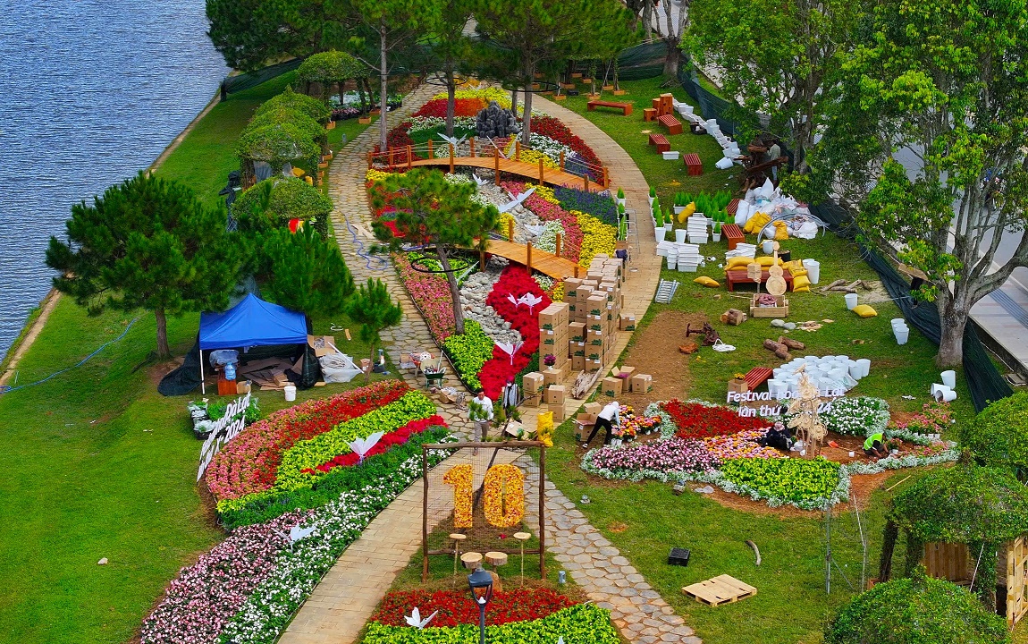 Lên Đà Lạt dịp Festival Hoa, du khách được ngắm hồ Xuân Hương trên xe điện miễn phí - 2