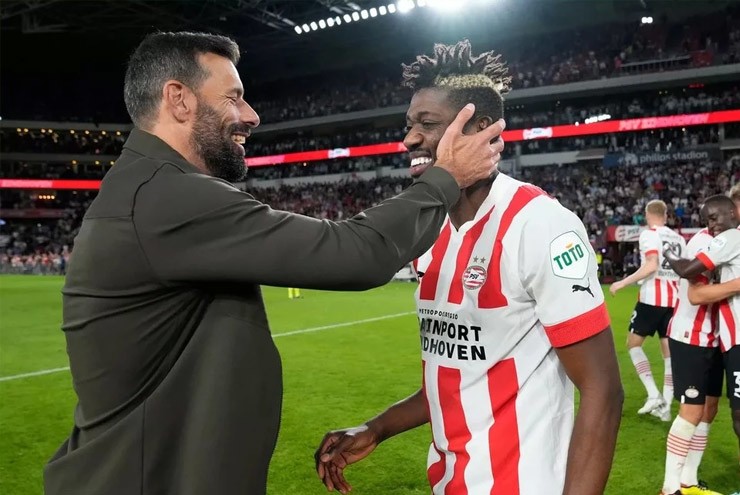 Van Nistelrooy gây sốt Ngoại hạng Anh: Người thương, kẻ ghét vì cá tính lớn - 1