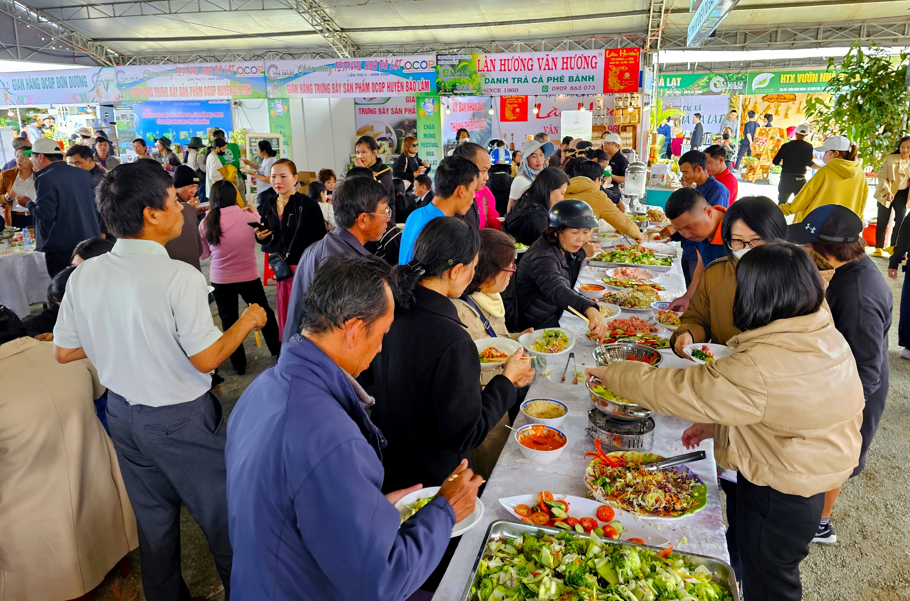 Đến Đà Lạt những ngày này, du khách được ăn buffet rau miễn phí - 2