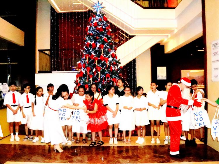 Novotel Nha Trang thắp sáng cây thông đặc biệt mừng Giáng sinh