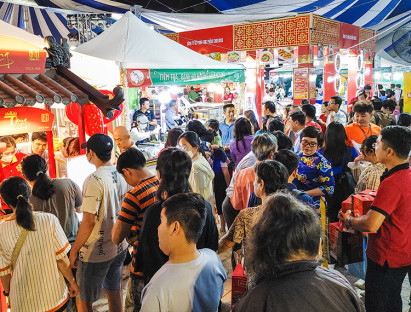 Ăn gì - Nườm nượp khách thưởng thức mỹ vị mì và bánh lễ hội ẩm thực Chợ Lớn