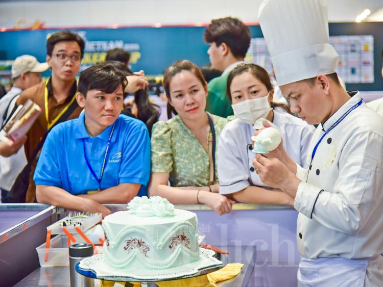 Thực khách say sưa ngắm hàng trăm loại bánh ngon khó cưỡng