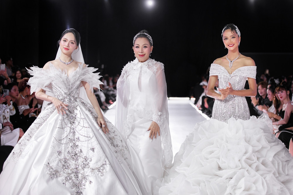 Chân sưng phồng, Hoa hậu H'Hen Niê vẫn mang giày cao gót, catwalk thần thái trên sàn diễn - 4