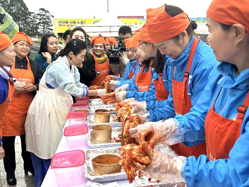 Du khách háo hức trải nghiệm làm kim chi Hàn Quốc tại Đà Lạt - 2